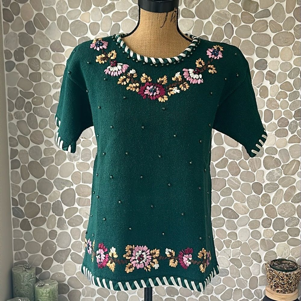Forest green short sleeve sweater with ribbon flour detail – size small